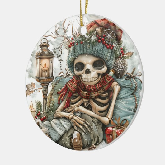 Dead Cozy - Winter Skeleton Vibes Keramisch Ornament (Links)