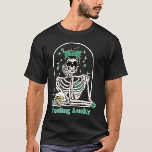 Dead Inside Feeling Lucky Skeleton Shamrocks Patri T-shirt (Voorkant)