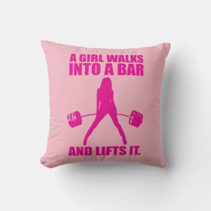Deadlift - Een meisje loopt een bar binnen en tilt Kussen