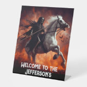 Death Rides Een Bleek Paard Halloween Reclamebord Met Voetstuk (Voorkant)