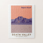 Death Valley National Park Mojave Woestijn Reizen Legpuzzel<br><div class="desc">Het vectorkunstontwerp van de Dood Valley. Het park staat bekend om Titus Canyon,  met een spookstad en kleurrijke rotsen,  en de zoutflats van het Badwater Basin,  het laagste punt van Noord-Amerika.</div>