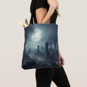 Death's Domain: Een spooky Cemetery Uitzicht Tote Bag (Dichtbij)