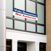 Debat: geen autocratie - anti-trump spandoek (Buitenkant Gebouw)