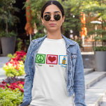 Debat over de vredesliefde voor vrouwen t-shirt<br><div class="desc">Een geweldig speech- en discussieteam t-shirt met een vredesteken,  hart en iemand die achter een podium staat. Peace Love Debate women's t-shirt.</div>
