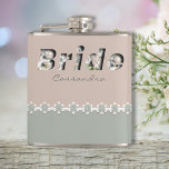Debossed 3D Schattig Retro Groen Wit Bruid Heupfles<br><div class="desc">3D Schattige Retro Groene Witte Bruidkolf in reliëf. Introductie van onze speciale Bridal Retro speciaal voor jou ontworpen. Versierd met schattige bruine, groene en witte retro bloemen. Het tijdloze ontwerp combineert klassieke en trendy stijlen, die uw unieke smaak weerspiegelen. Deze fles maakt het een perfecte aandenken voor uw bruiloft. En...</div>