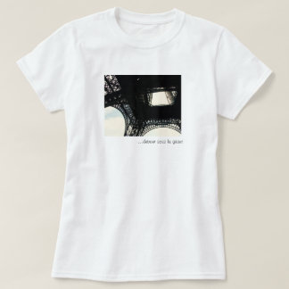 … debout géant sous le t-shirt