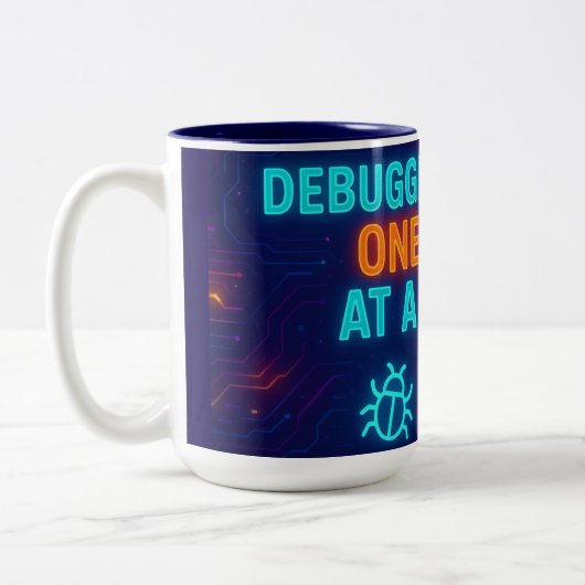 🖥️☕ Debugging Life One Sip at a Time – Neon Tech  Tweekleurige Koffiemok (Links)