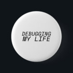 Debugging me Life Minimalist Typography  Ronde Button 5,7 Cm<br><div class="desc">A portable indicator of your current mindset. This minimalist pin can be attached to any gear,  informing the environment that you are in an active debugging state.</div>