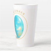 🔹 December Birthstone Magic – Blauw Topaz kristal Latte Mok (Voorkant)