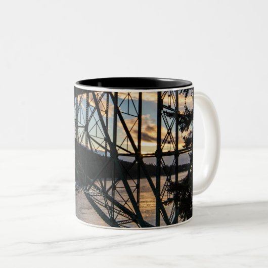 Deception Pass Bridge Mug Tweekleurige Koffiemok (Voorkant rechts)