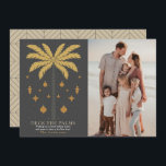 Deck de Palmen Palm Tree Grijs Kerstmis Foto Feestdagenkaart<br><div class="desc">Deze minimalistische chique "Deck the Palms" kerstvakantie fotokaart is voorzien van een palmboom in faux gold met kerstvakantie ornamenten op een donkergrijze achtergrond. De achterzijde heeft een donkergrijze achtergrond met geometrische patronen. Personaliseer het voor uw behoeften. Je kunt bijpassende producten vinden in mijn winkel.</div>