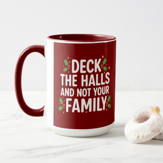 Deck The Halls And Not Your Family Funny Christmas Mok (Met donut)