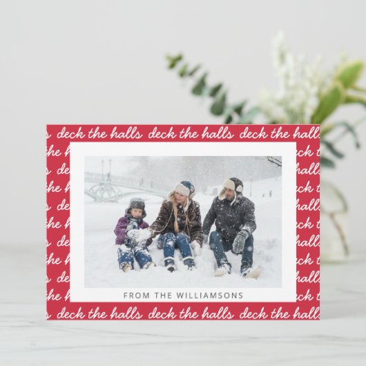 Deck The Halls Kerst Script Pattern Rode Foto Feestdagenkaart (Staand voorkant)