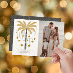 Deck the Palms Golden Palm Tree Christmas Foto Feestdagenkaart<br><div class="desc">Deze minimalistische chique "Deck the Palms" kerstvakantie fotokaart is voorzien van een palmboom in faux gold met kerstvakantie ornamenten. De achterzijde heeft een donkergrijze achtergrond met geometrische patronen. Personaliseer het voor uw behoeften. Je kunt bijpassende producten vinden in mijn winkel.</div>