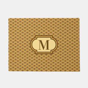 Deco Chinese Scallops, Mustard Gold met Monogram Deurmat