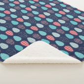 Decoratief geventileerd eierpatroon op donkerblauw sherpa deken (3/4)