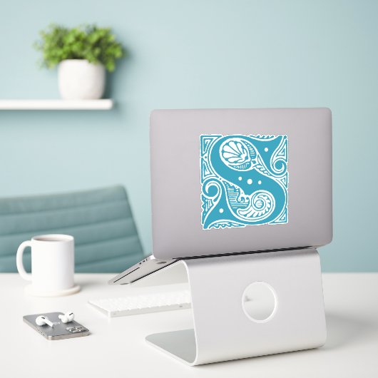 Decoratief Initiaal S Monogram Sticker -  S (Laptop op bureau)