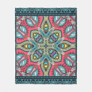 Decoratief kleurrijk ornament op een zwarte achter fleece deken