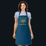 Decoratief Menorah Hanukkah Schort<br><div class="desc">Breid de Chanoeka-viering dit seizoen uit naar de keuken. Dit decoratieve Chanoeka-schort heeft een gouden menora omgeven door bladeren,  sterren en wervelingen tegen een rijke blauwe achtergrond. Voeg hieronder uw eigen boodschap in fel geel toe. Perfect voor die acht gekke nachten! Verkrijgbaar met bijpassende producten.</div>