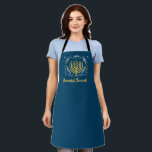 Decoratief Menorah Hanukkah Schort<br><div class="desc">Breid de Chanoeka-viering dit seizoen uit naar de keuken. Dit decoratieve Chanoeka-schort heeft een gouden menora omgeven door bladeren,  sterren en wervelingen tegen een rijke blauwe achtergrond. Voeg hieronder uw eigen boodschap in fel geel toe. Perfect voor die acht gekke nachten! Verkrijgbaar met bijpassende producten.</div>