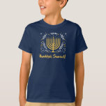 Decoratief Menorah Hanukkah T-shirt<br><div class="desc">Vier het Lightfestival met het T-shirt van dit decoratieve Chanoeka-kind met een gouden menora omgeven door bladeren,  sterren en wervelingen. Voeg hieronder uw eigen boodschap in fel geel toe. Perfect voor die acht gekke dagen en nachten! Verkrijgbaar met bijpassende producten.</div>