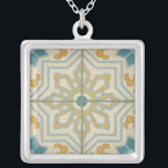 Decoratief Tile Patroon van de Oude Wereld Zilver Vergulden Ketting<br><div class="desc">Deze oude werelddruk is een Chariklia Zarris-creatie en biedt een decoratief tegelpatroon met blauw en goud op een beige achtergrond. Dat zou een groot cadeautje zijn voor de fans van bloemen en pastel prints!</div>