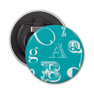 Decoratieve brieven over blauwe achtergrond button flesopener