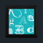 Decoratieve brieven over blauwe achtergrond cadeaudoosje<br><div class="desc">Een echte alfabetsoep wacht op je wanneer je deze afdruk van decoratieve letters op een blauwe achtergrond koopt. Een verwezenlijking van de Studio van de Visie,  zou dit een grote toevoeging aan een ruimte van het kind of hun playroom zijn. Bestel vandaag nog een afdruk!</div>