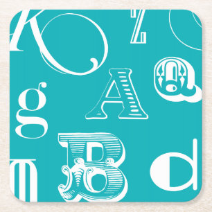 Decoratieve brieven over blauwe achtergrond kartonnen onderzetters