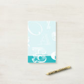 Decoratieve brieven over blauwe achtergrond post-it® notes (Op bureau)