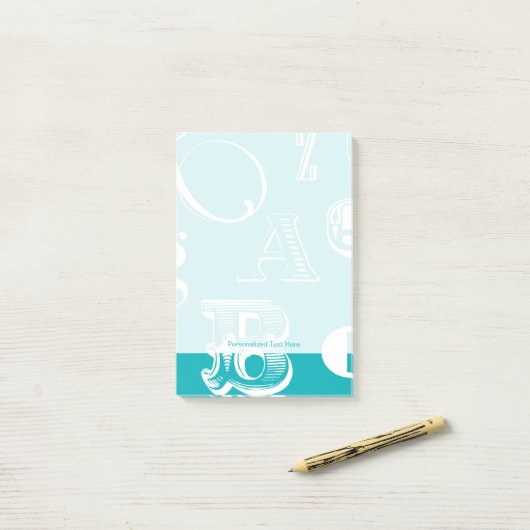 Decoratieve brieven over blauwe achtergrond post-it® notes (Op bureau)