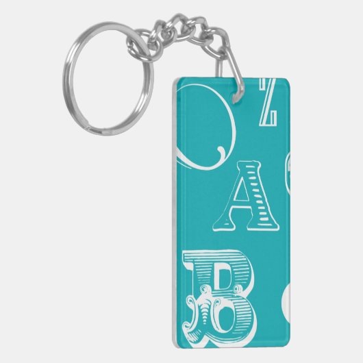 Decoratieve brieven over blauwe achtergrond sleutelhanger (Voorkant Links)