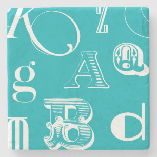 Decoratieve brieven over blauwe achtergrond stenen onderzetter