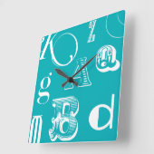 Decoratieve brieven over blauwe achtergrond vierkante klok (Hoek)