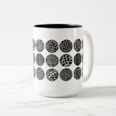 Decoratieve cirkels - zwart en wit tweekleurige koffiemok (Voorkant rechts)