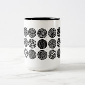 Decoratieve cirkels - zwart en wit tweekleurige koffiemok (Center)