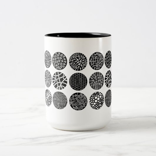 Decoratieve cirkels - zwart en wit tweekleurige koffiemok (Center)