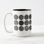 Decoratieve cirkels - zwart en wit tweekleurige koffiemok (Links)
