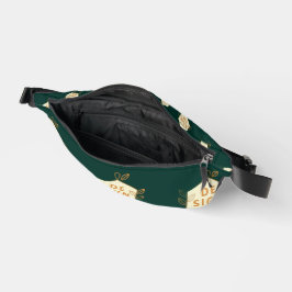 Decoratieve crèmekleurige zeshoek logo op een donk heuptasje