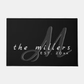 Decoratieve familienaam & monogram script | Zwart Deurmat (Voorkant)