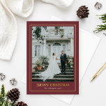Decoratieve gouden en Merlot Red-fotogrens Folie Feestdagenkaart<br><div class="desc">Eenvoudig elegante vakantiefootkaart is voorzien van een portret-afbeelding met een decoratief maar minimalistisch gouden folie-lijst van snijstrepen. Omvat de formulering "Merry Kerstmis" in mooie scrollende serif-typografie met een rode achtergrond van merlot / Bourgogwijn - kan worden gewijzigd. De bonusfacultatieve foto en de tekst kunnen op de rug van de kaart...</div>