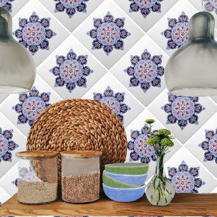 Decoratieve keramische tegel met blauw&rode medall tegeltje