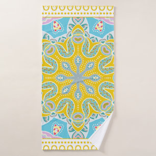 Decoratieve kleurrijke versiering op witte achterg badhanddoek