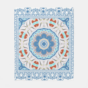 Decoratieve kleurrijke versiering op witte achterg fleece deken