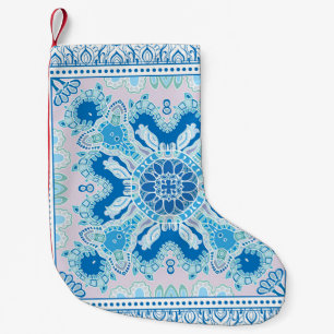 Decoratieve kleurrijke versiering op witte achterg kleine kerstsok