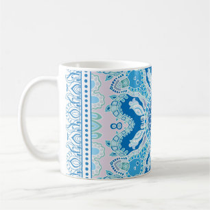 Decoratieve kleurrijke versiering op witte achterg koffiemok