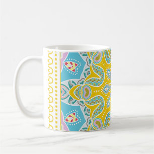 Decoratieve kleurrijke versiering op witte achterg koffiemok