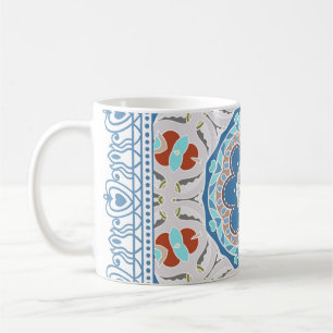 Decoratieve kleurrijke versiering op witte achterg koffiemok