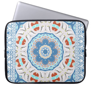 Decoratieve kleurrijke versiering op witte achterg laptop sleeve