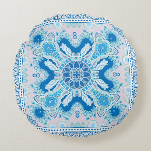 Decoratieve kleurrijke versiering op witte achterg rond kussen